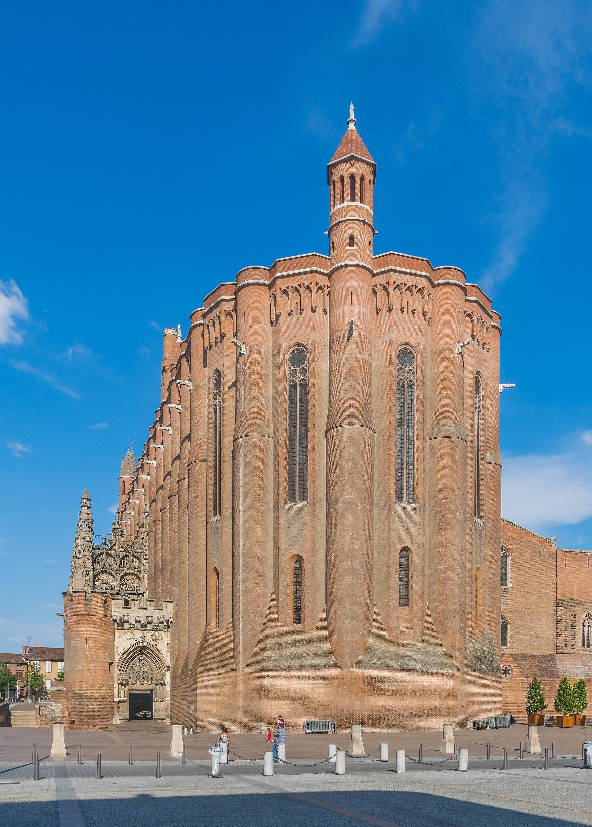 Chevet de brique de la cathédrale Sainte-Cécile d’Albi, porche flamboyant à gauche, parvis.